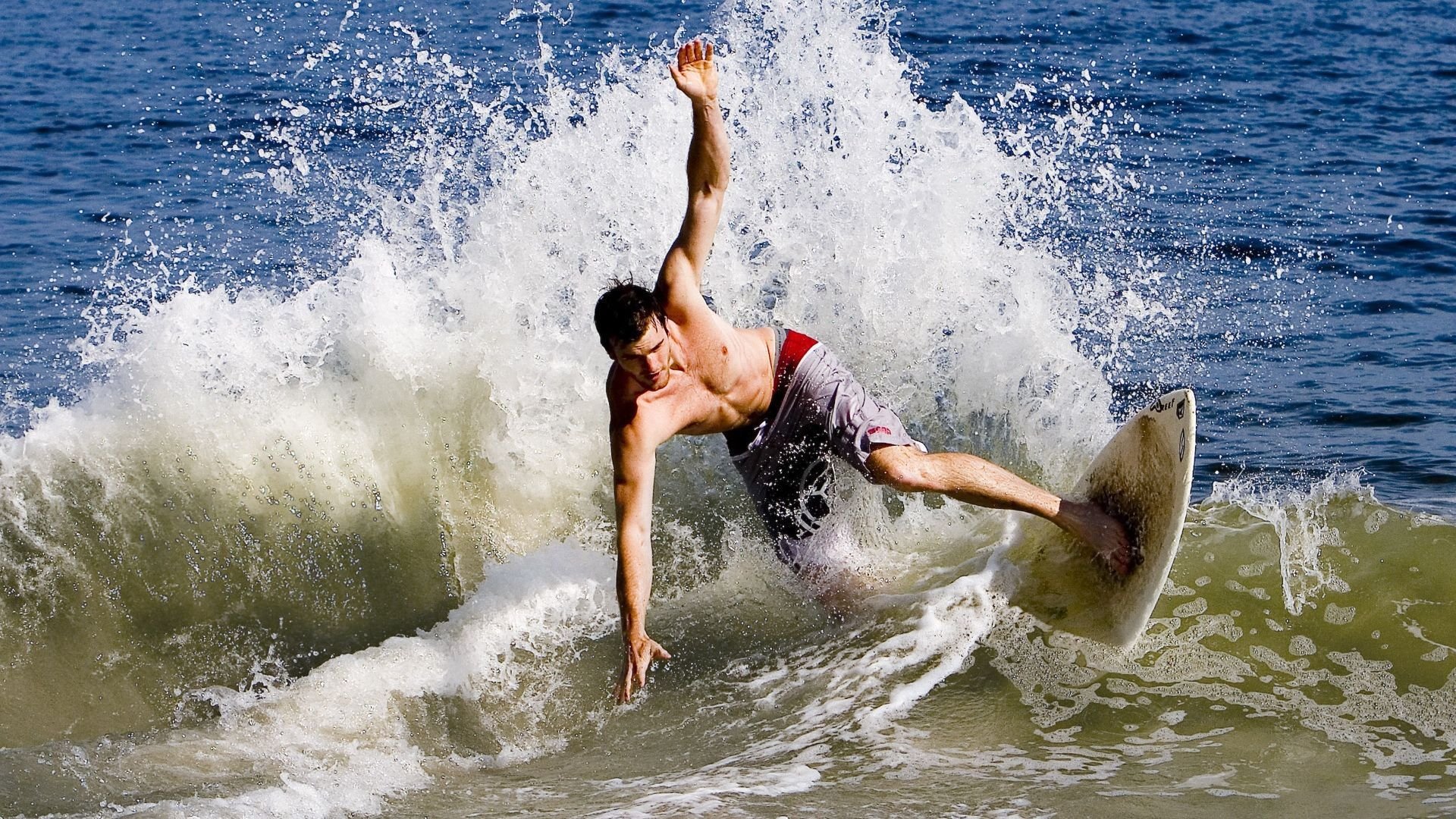 开云体育网页入口-王宗源冲线瞬间引爆现场气氛，王宗源帅气