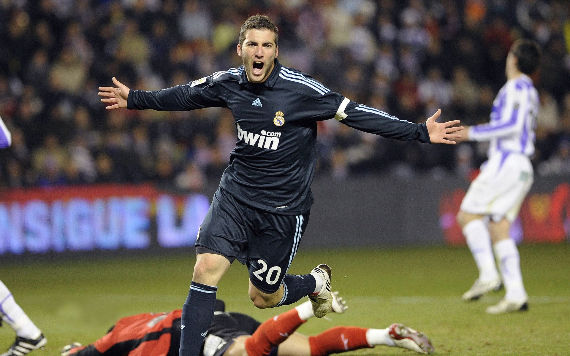 kaiyun官方入口登录-世界杯球迷狂欢：场外也精彩纷呈，世界杯官方用球